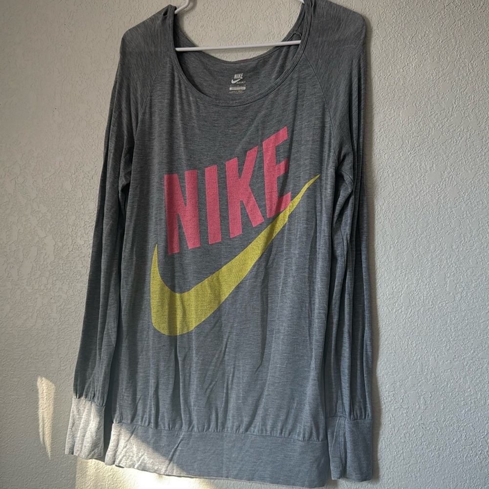 Women’s ’90s Nike sports wear long sleeve shirt size Medium
